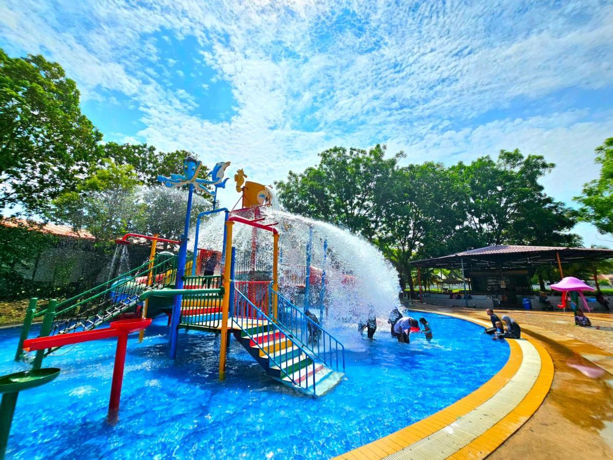 Paragon Water Themepark Suites Melaka By Ggm Esterno foto
